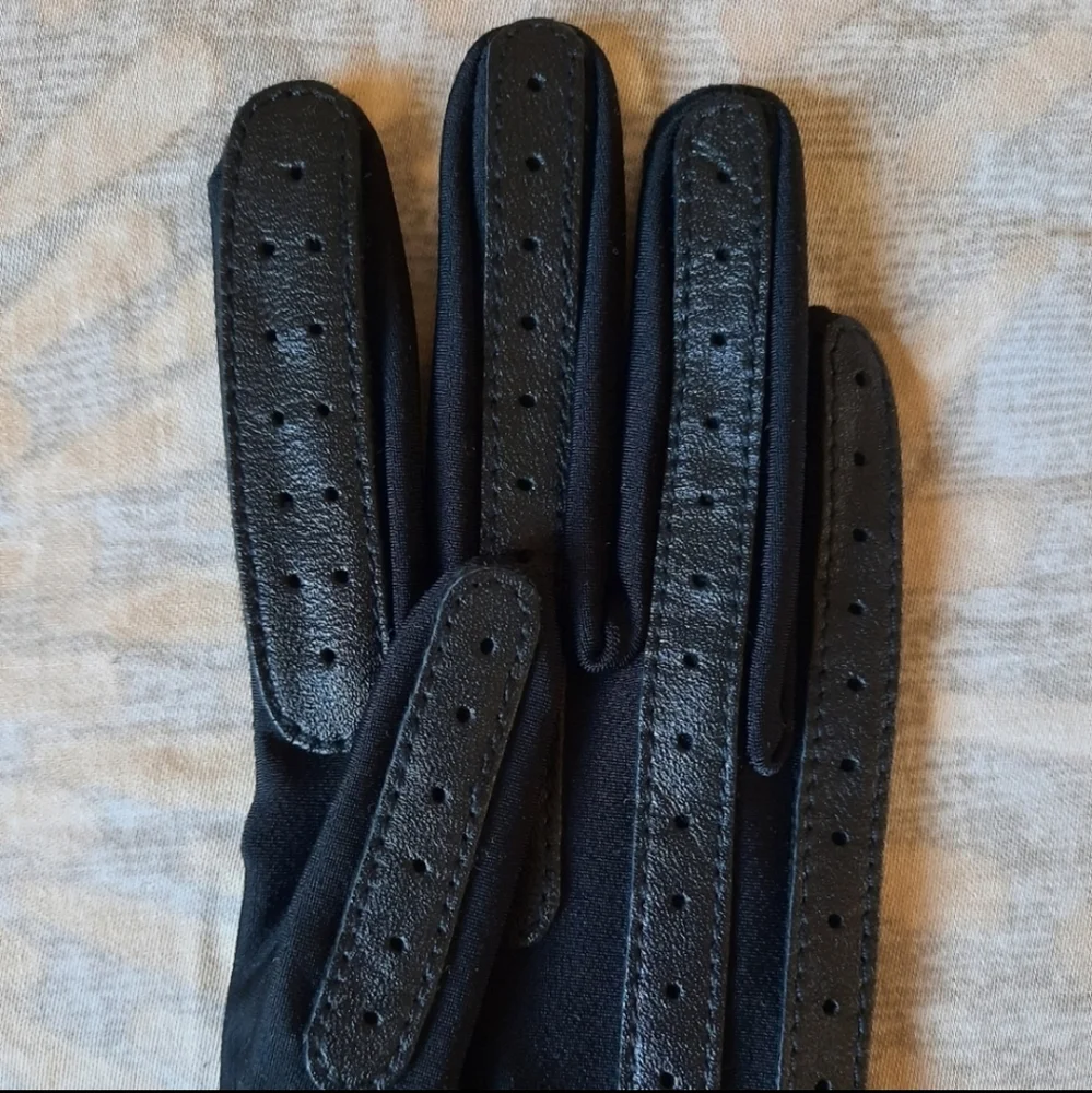 Women's stretch spandex black NWOT gloves. - Picture 4 of 9